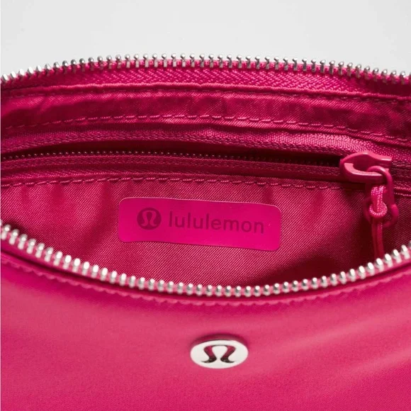 Lululemon City Essentials Mini Shoulder Bag 1L - Picture 4 of 5